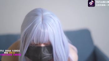 穿网袜的漂亮女孩身体超级敏感，舔鸡巴就会喷水