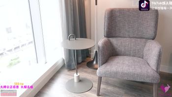 与身穿黑丝袜的性感亚洲同事一起出差