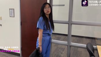 令人毛骨悚然的医生说服年轻的韩国实习医生女孩进行性交以取得进步