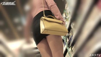 一位高贵的熟女在工作室里被内射以提高她的烹饪技巧